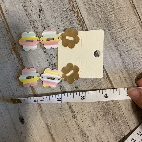 🛍️ NWOT Multicolored Flower Earrings - Picture 4 of 4